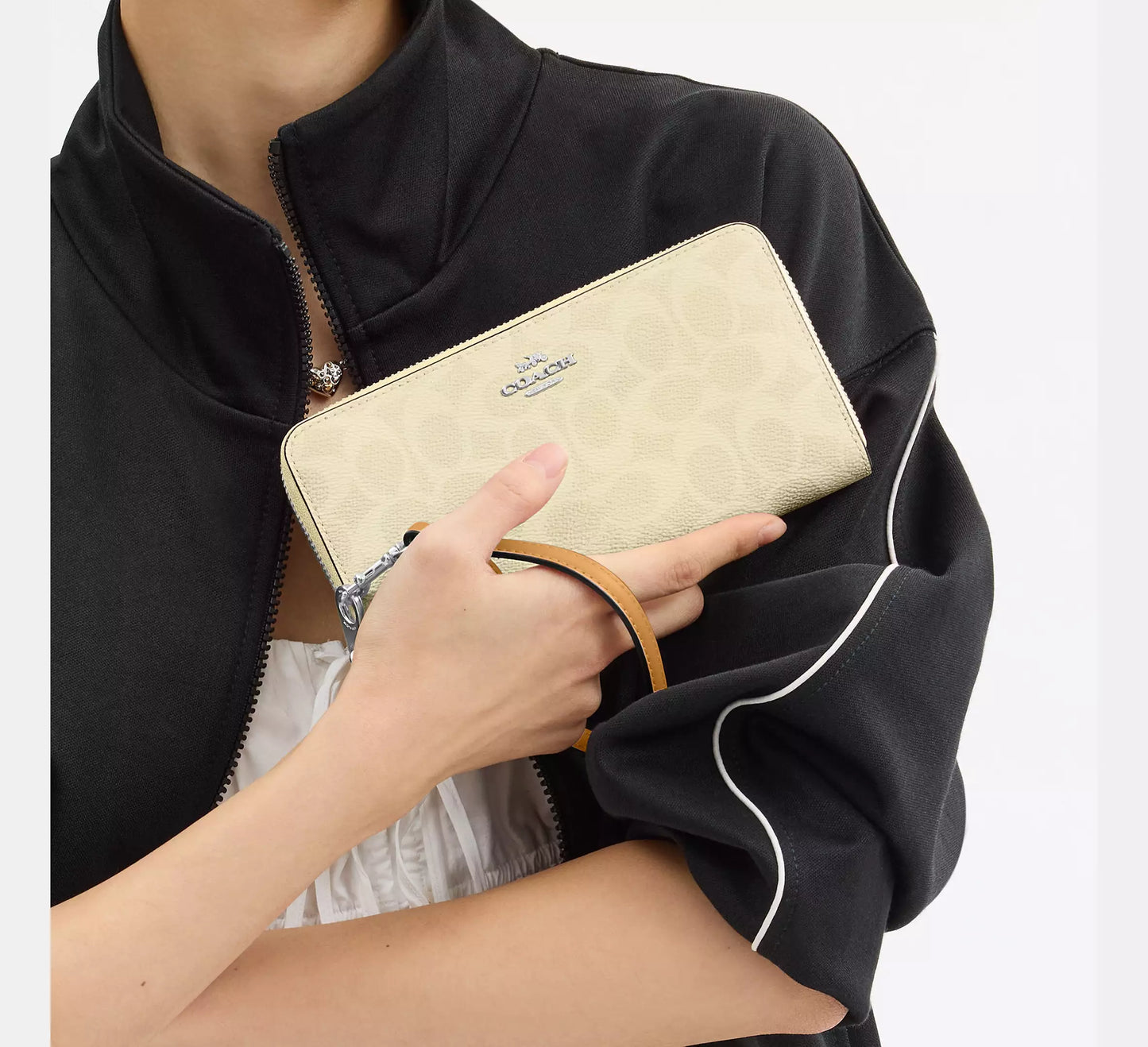 Cartera larga con cremallera en lona de la firma Coach