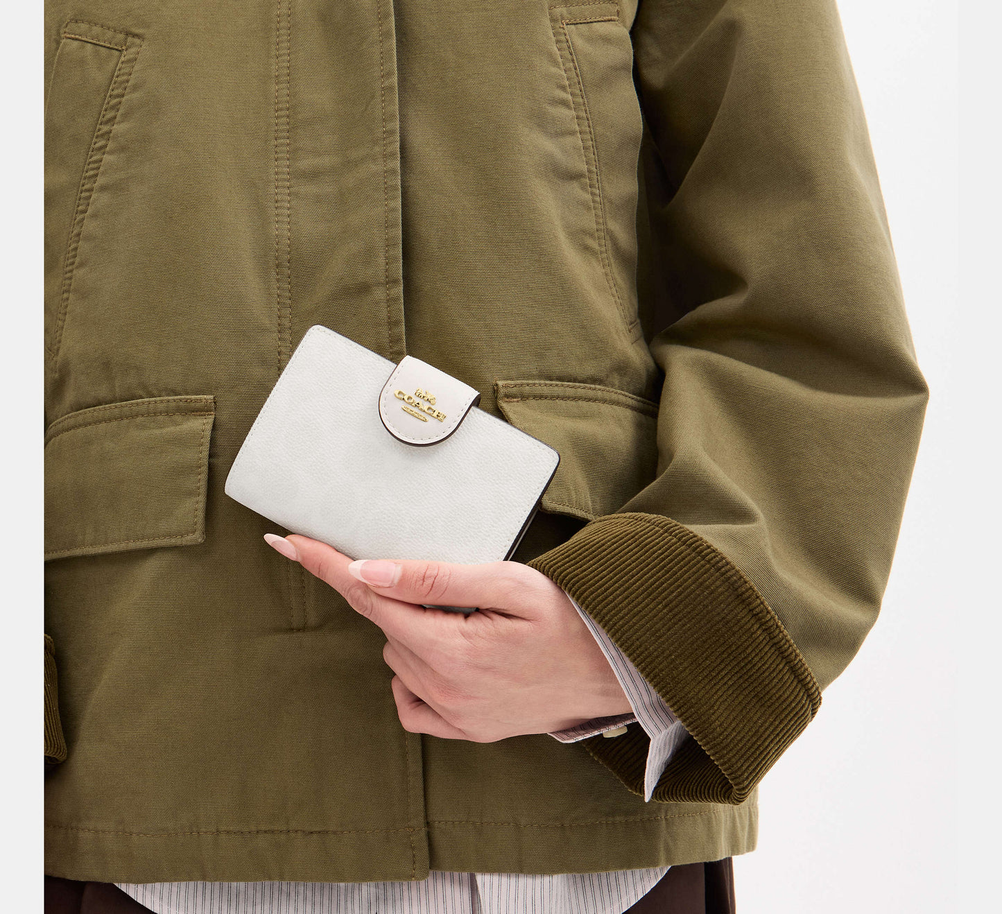 Cartera mediana con cremallera en las esquinas Coach